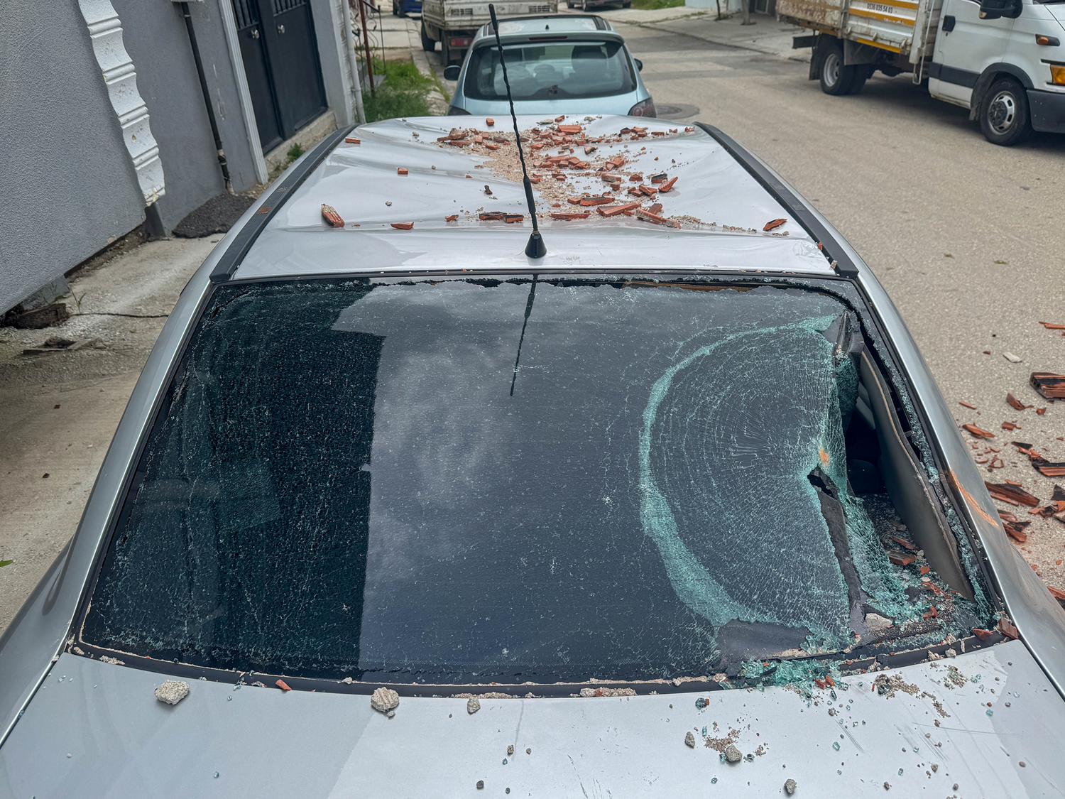 Şiddetli fırtına çatı uçurdu: Araçlar zarar gördü