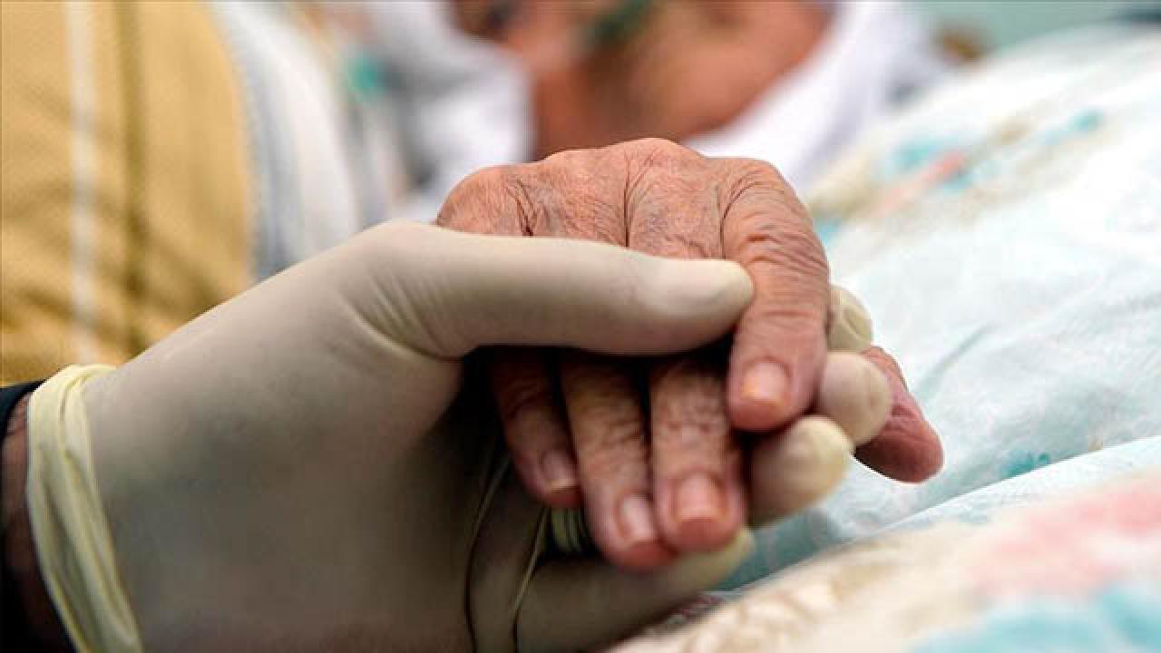 Evde bakım ödemeleri başladı: 7,12 milyarlık destek hesaplara yatıyor