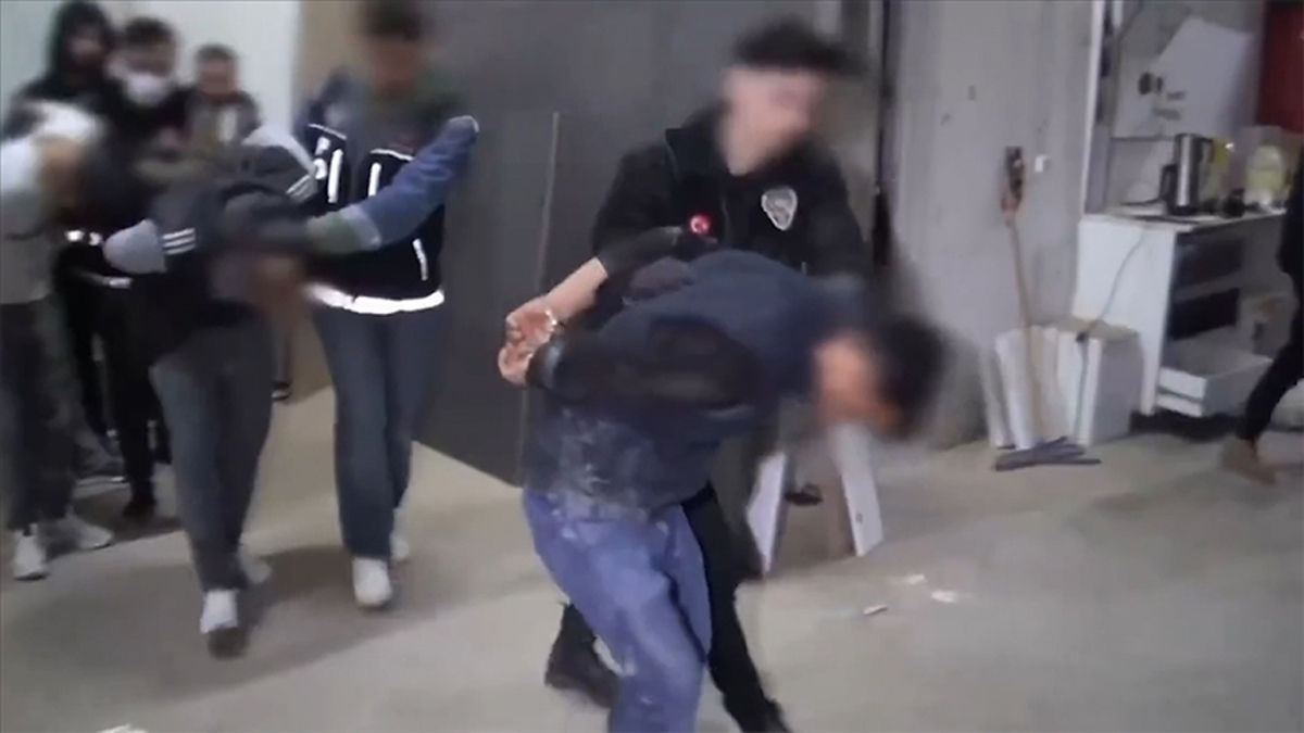 İstanbul'da uyuşturucu satıcılarına yönelik operasyonda 62 şüpheli yakalandı