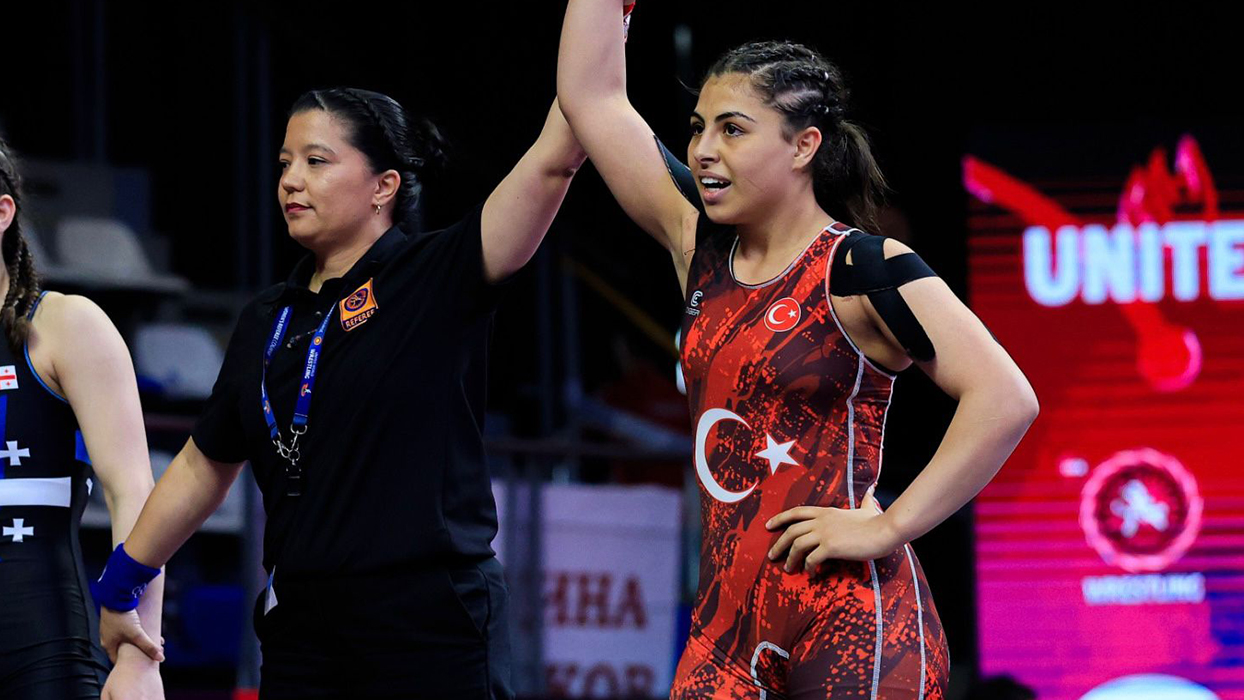 Milli güreşçi Delal Kadir'den bronz madalya