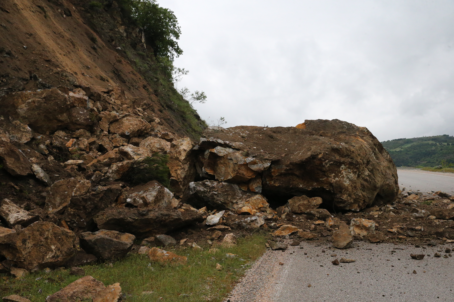 Tokat-Çat kara yolunda heyelan