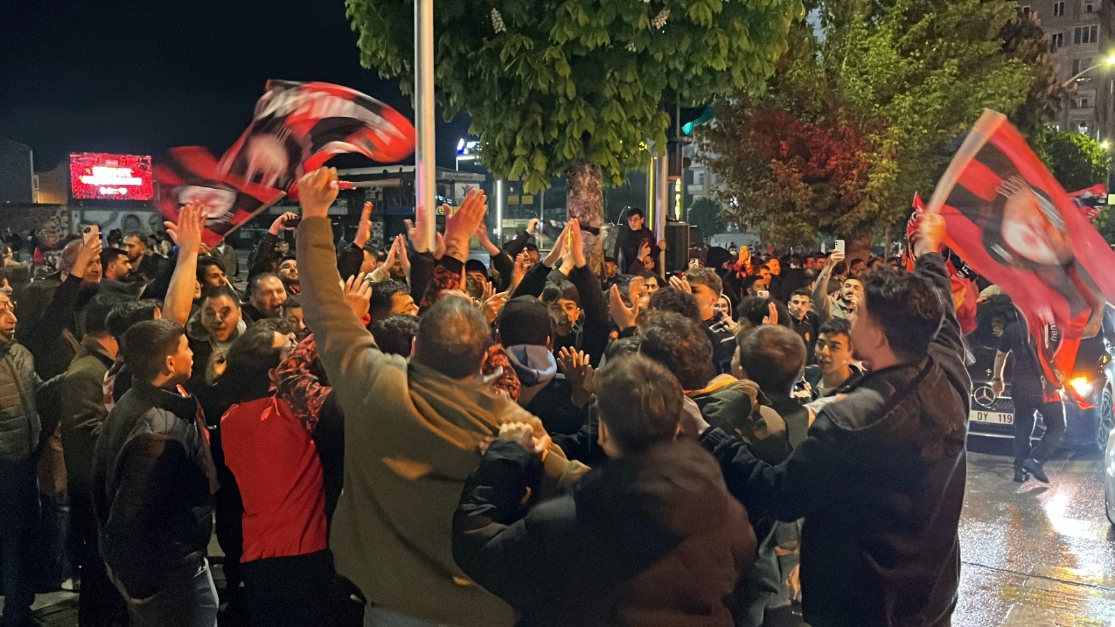 Çorum FK taraftarları yarı final galibiyetini coşkuyla kutladı