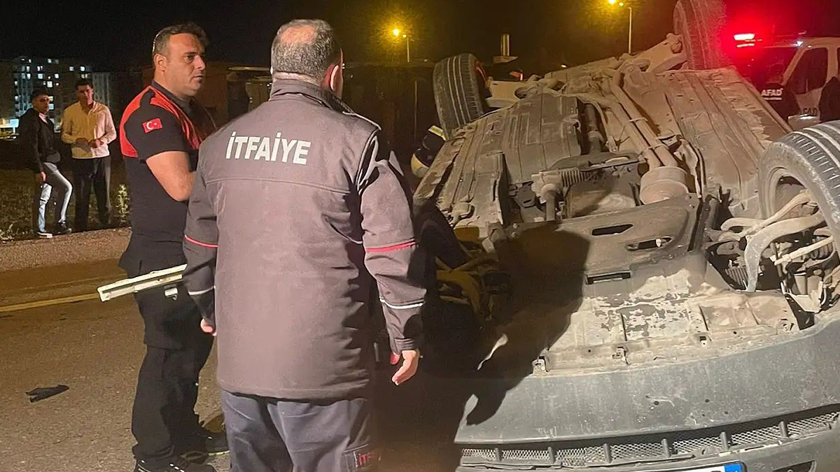 Ambulans ile otomobil kafa kafaya çarpıştı: Yaralılar var