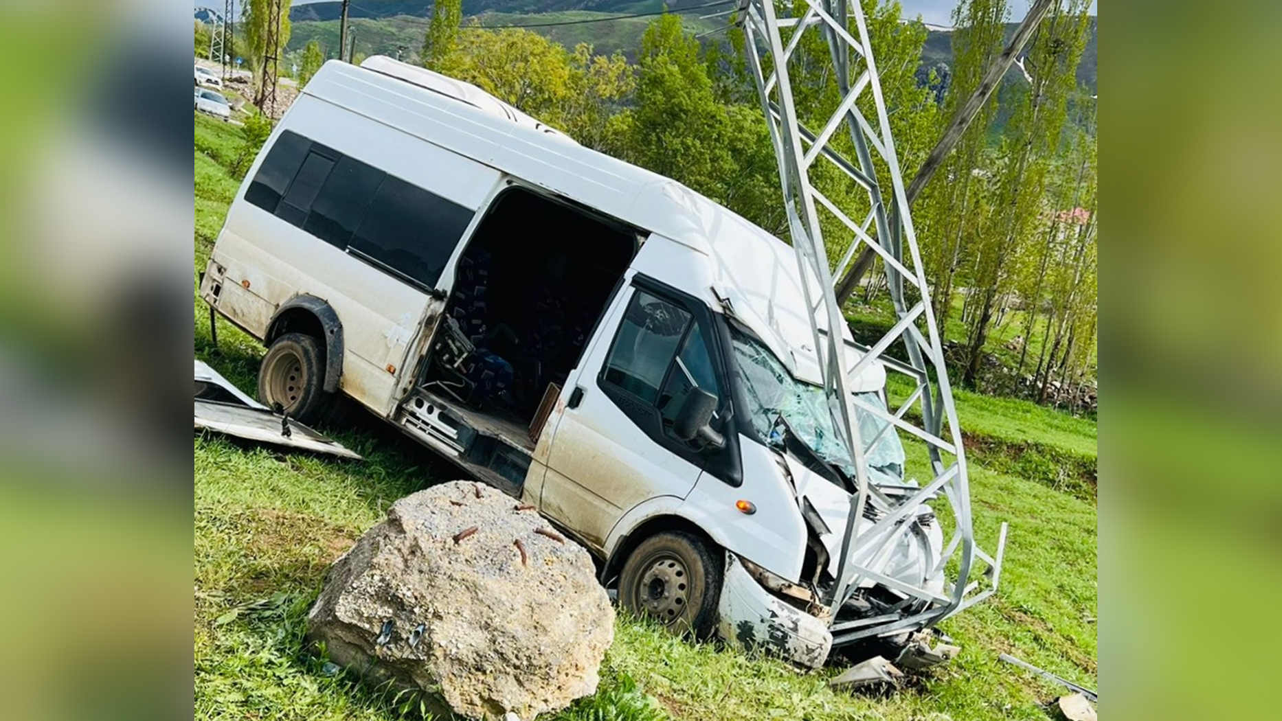 Hakkari'de minibüs elektrik direğine çarptı: 11 kişi yaralandı