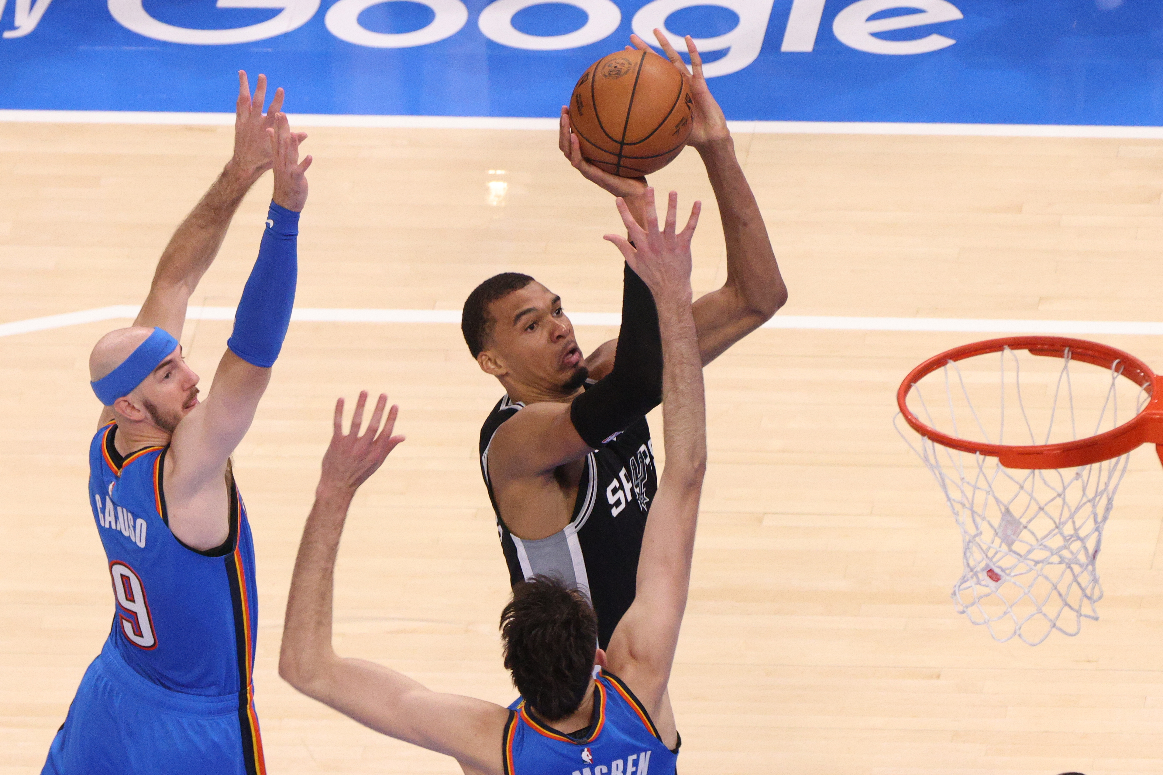 San Antonio Spurs, seride avantaj yakaladı