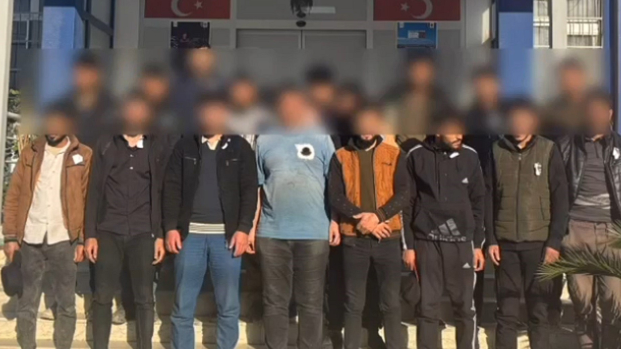 Takibe alınan araçlarda 16 kaçak göçmen yakalandı, 3 organizatör tutuklandı