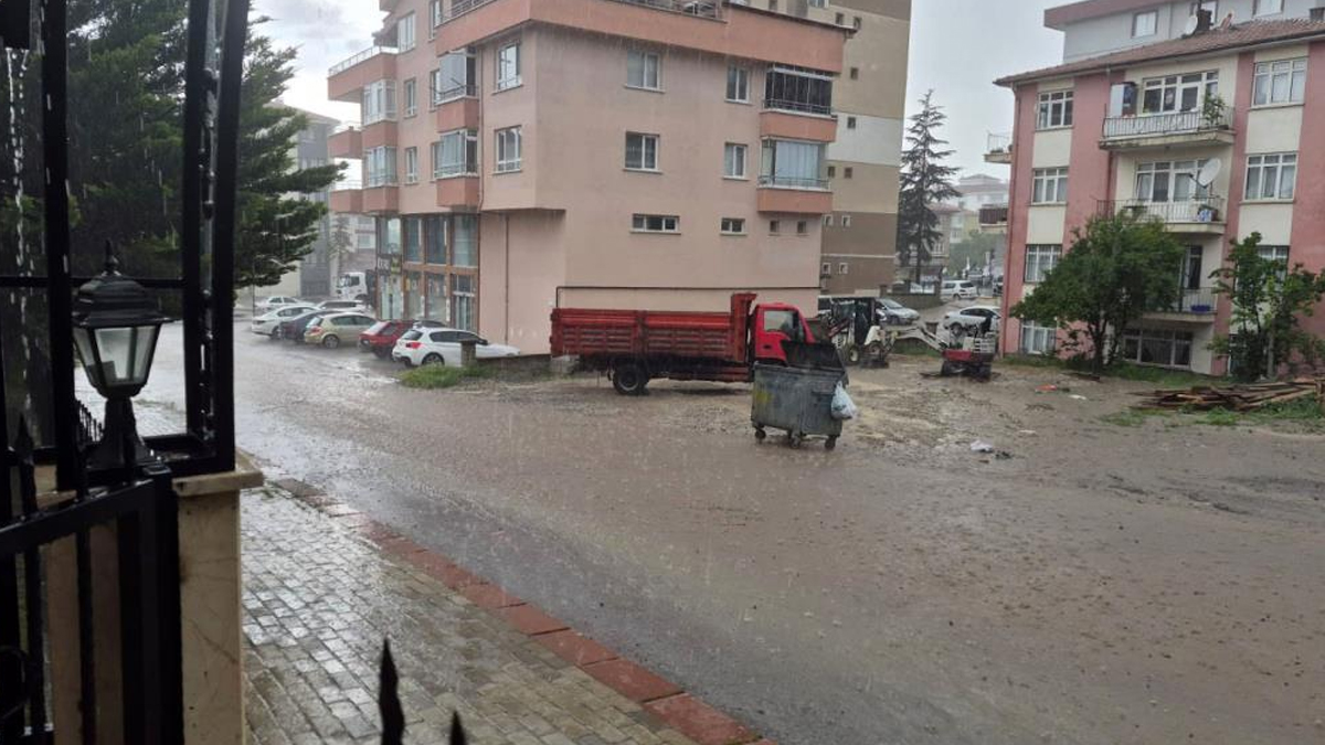 Başkent'te sağanak nedeniyle sokaklar göle döndü