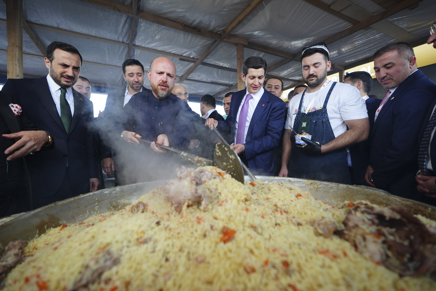 Bilal Erdoğan, Özbek pilavı karıştırıp vatandaşlara ikram etti