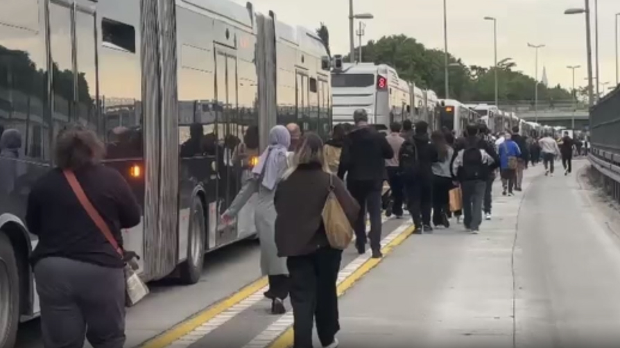 İstanbullunun metrobüs çilesi bitmiyor! Vatandaşlar yürümek zorunda kaldı
