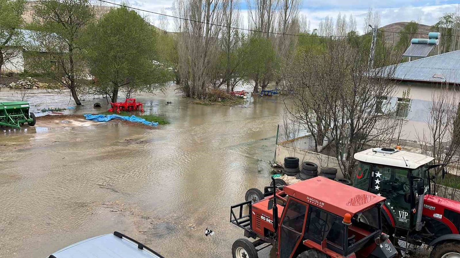 Sağanak yağış kar sularıyla birleşti! Dere taştı, yollar göle döndü