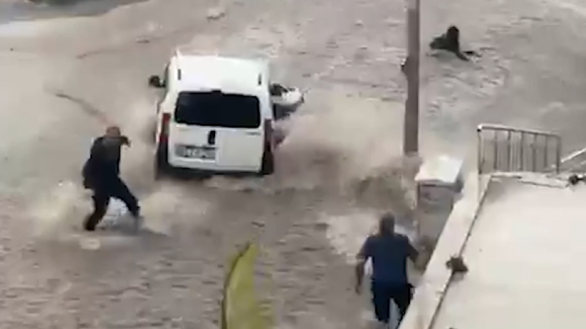 Selde akıntıya kapıldı! Vatandaşlar kurtarmak için seferber oldu