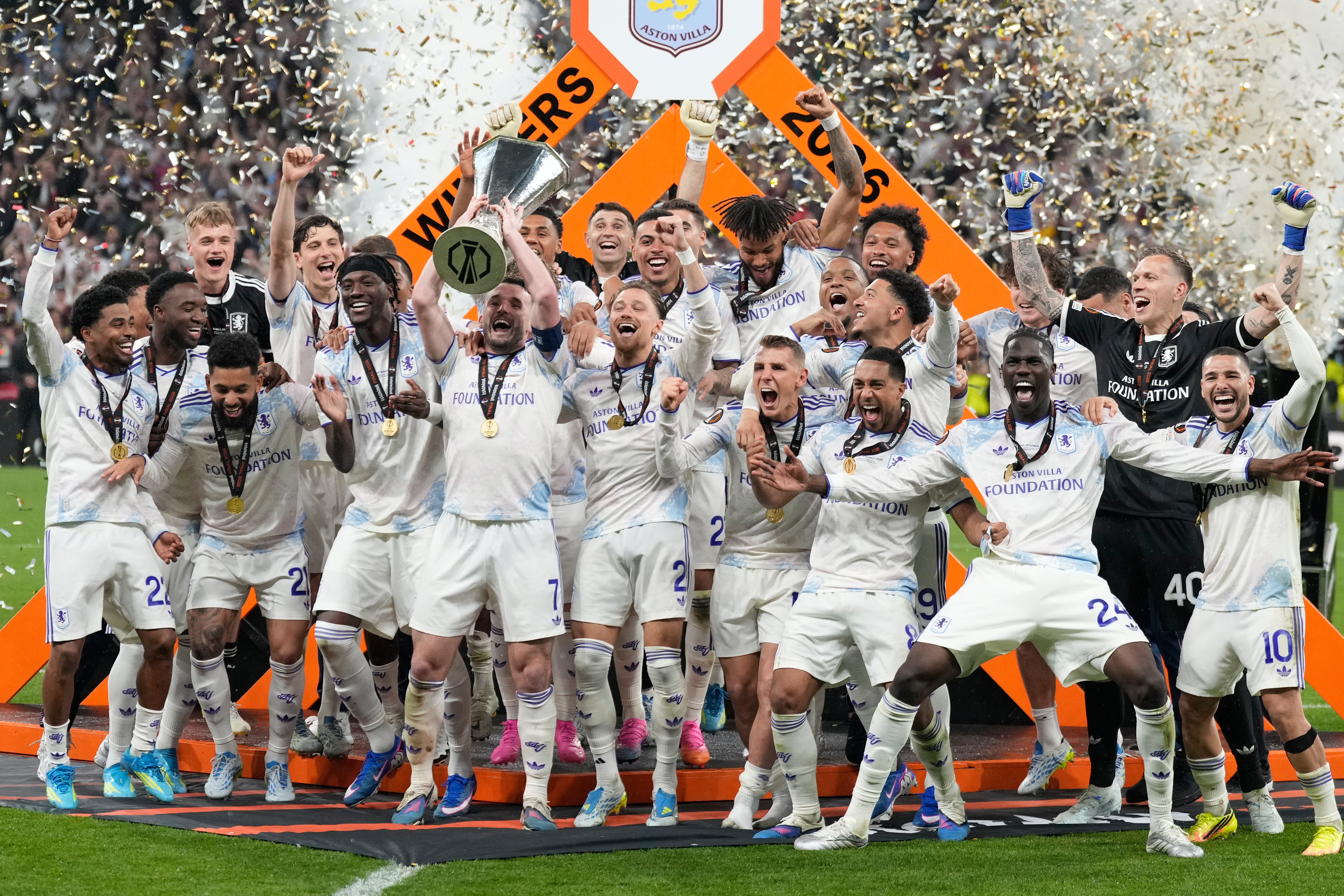 UEFA Avrupa Ligi şampiyonu Aston Villa kupasını kaldırdı