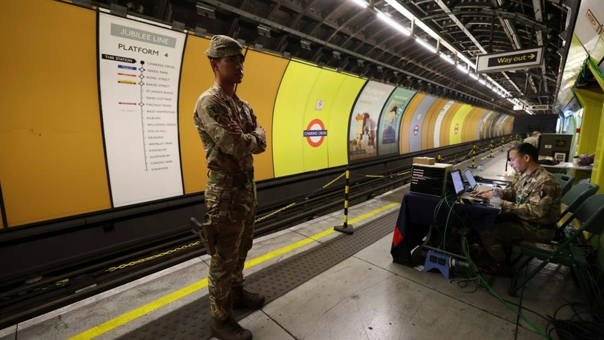 Metro istasyonu askeri karargaha dönüştürüldü! İngiltere'de NATO tatbikatı