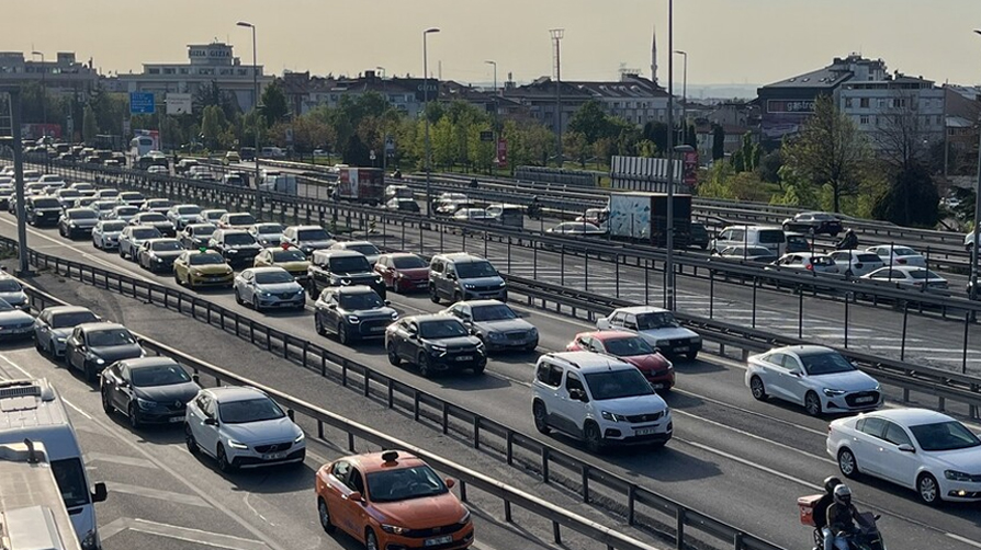 Tatilciler yola çıktı! TEM'de yoğunluk oluştu