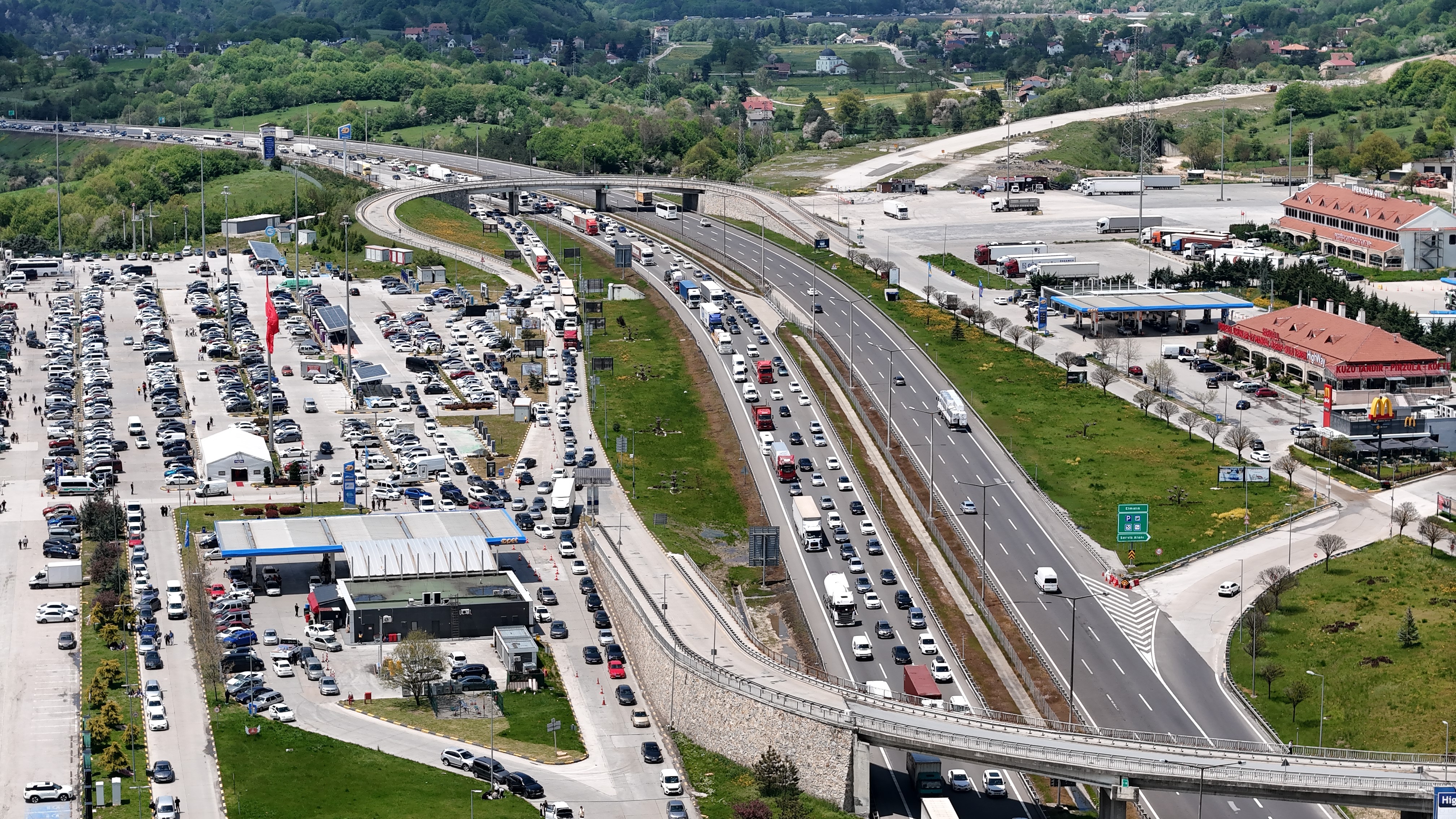 Vatandaşlar yollara düştü: Bayram trafiği erken başladı