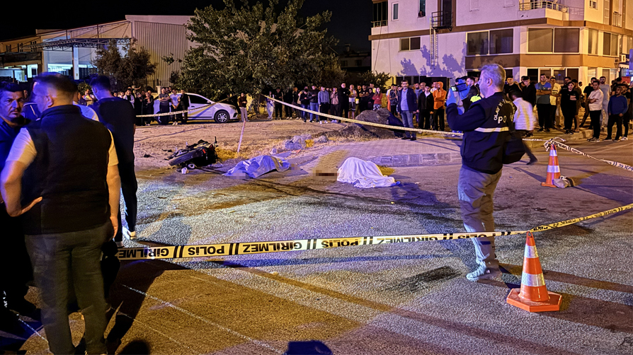 Antalya'da kahreden kaza! Çöp kamyonuna çarpan gençler can verdi