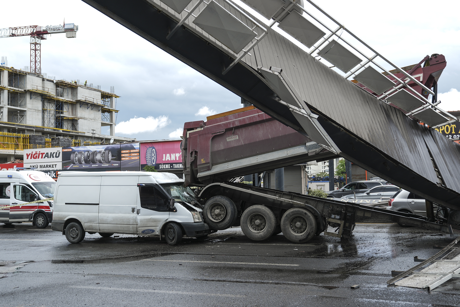 Damperi açılan tır üst geçide çarptı: Yaralılar var