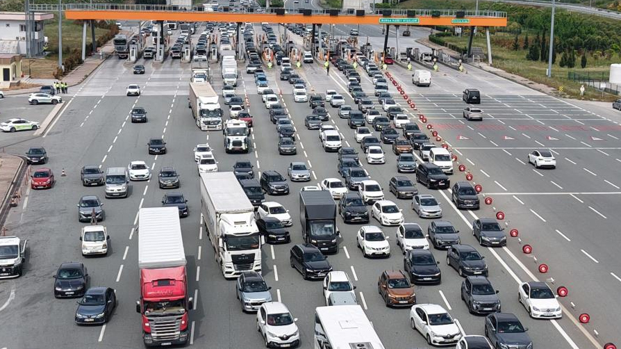 İstanbul'dan kaçış başladı! Binlerce kişi bayram için yollara düştü