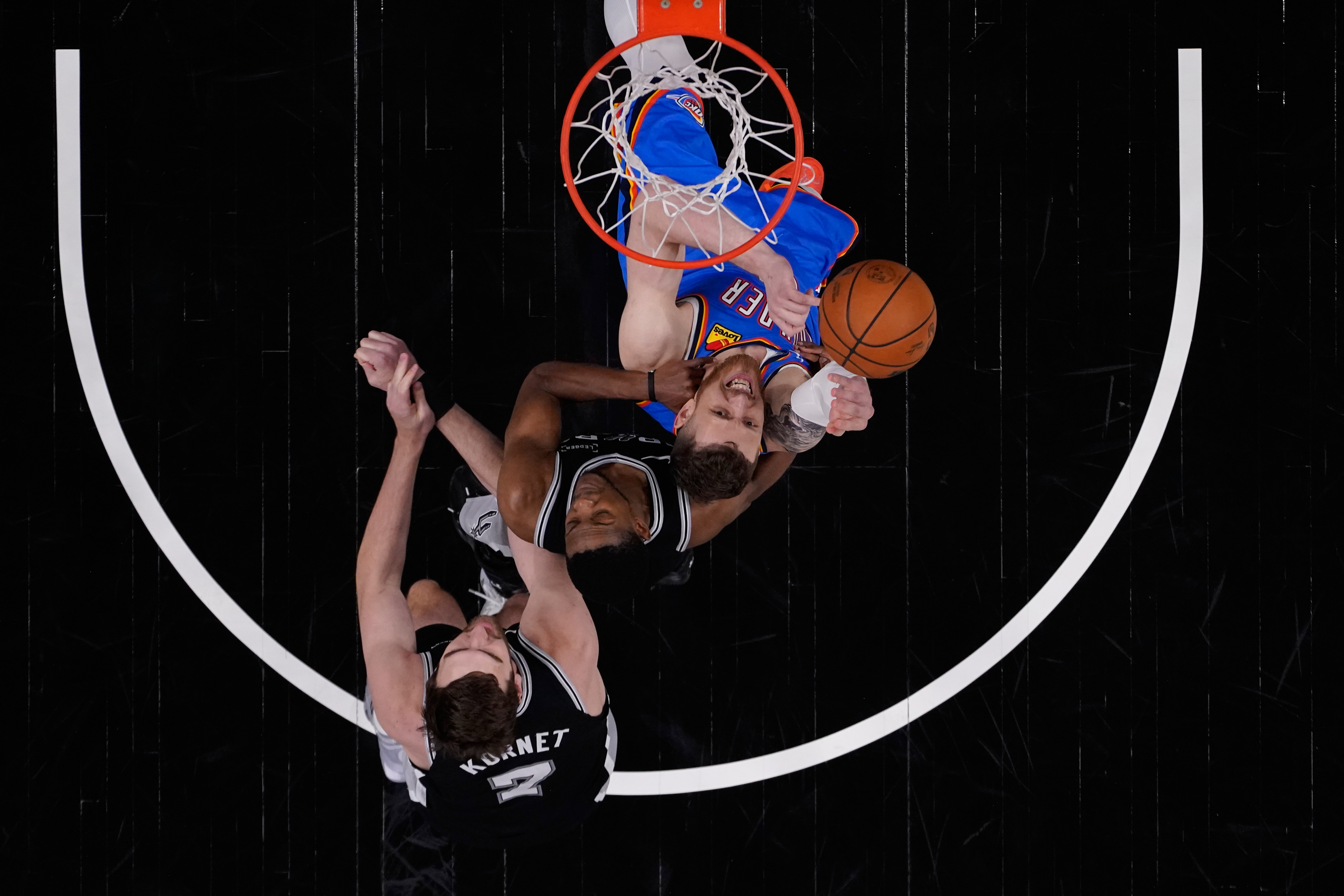 NBA'de Thunder, Spurs'ü yendi ve seride öne geçti