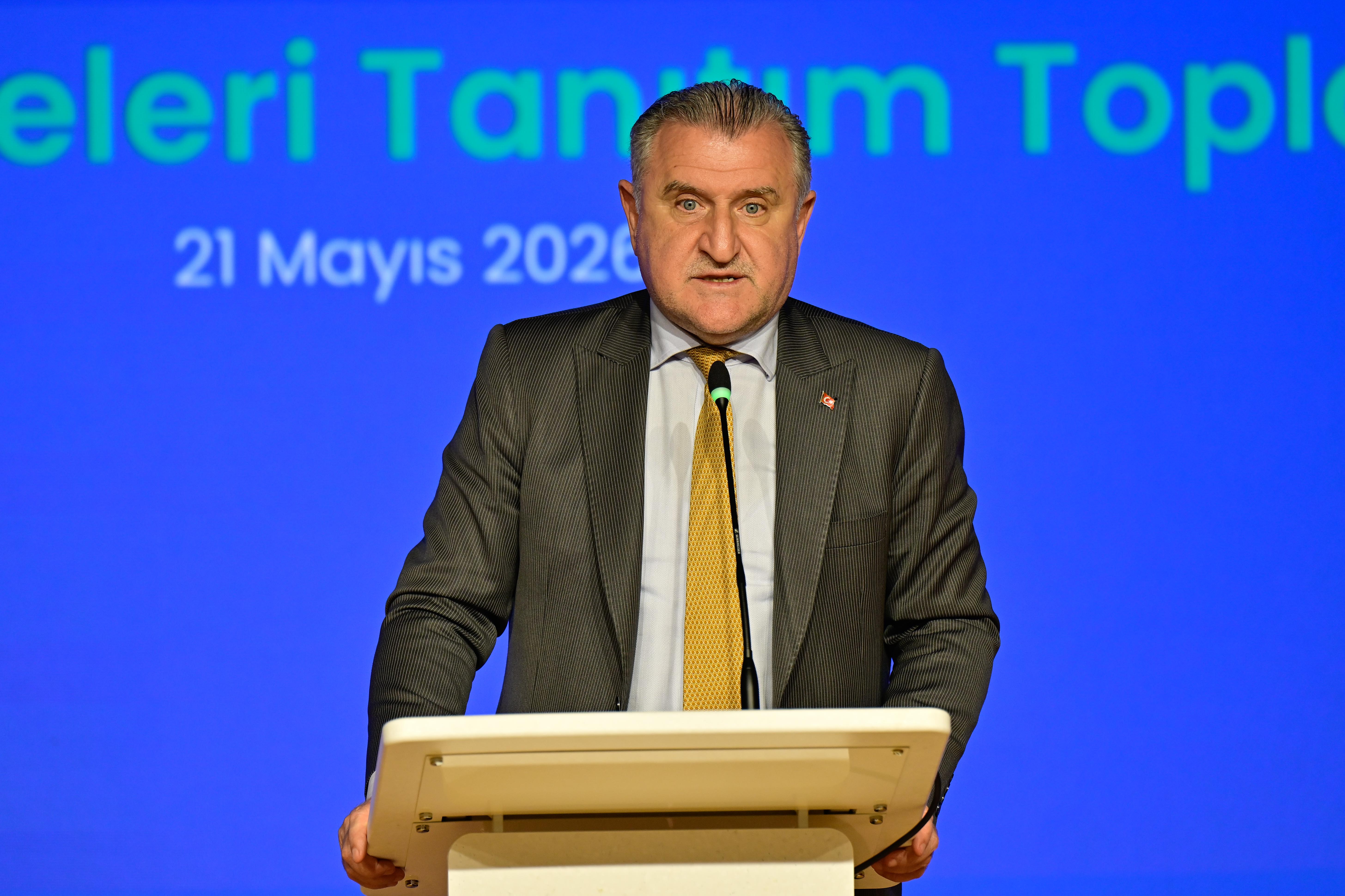 Bakan Bak'tan milli okçulara tebrik!