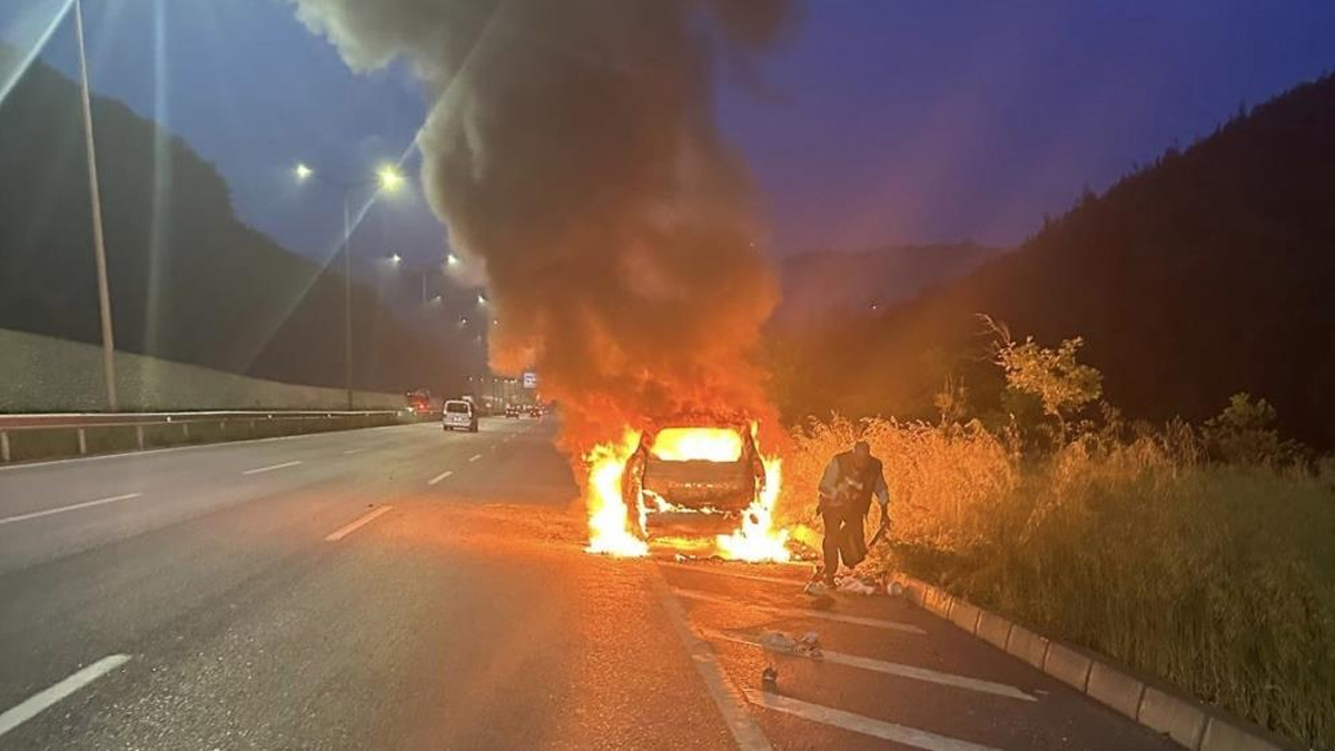Canını kurtardı, altınlarını aradı! Bayram yolculuğunda araçları küle döndü