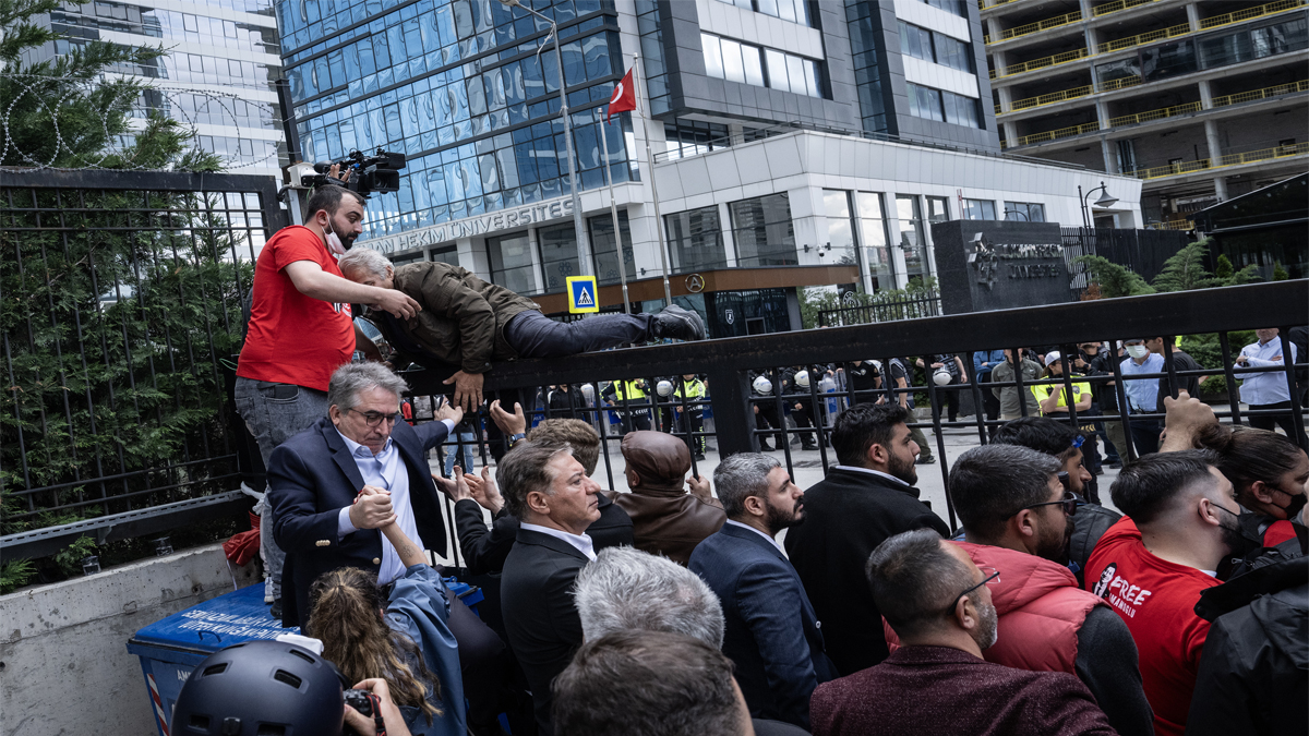 CHP'li başkan binaya tırmanırken düştü! AFAD engellemelere rağmen yardıma koştu