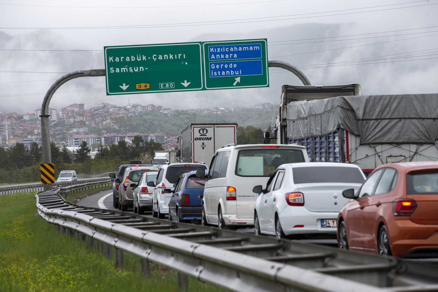 Kara yollarında bayram trafiği: 9 günlük tatili fırsat bilip yollara düştüler