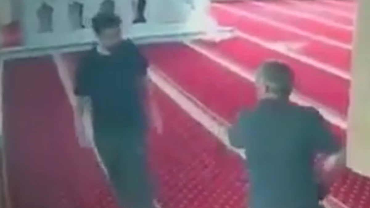 Camide temizlik yapan imama saldırı anı kamerada