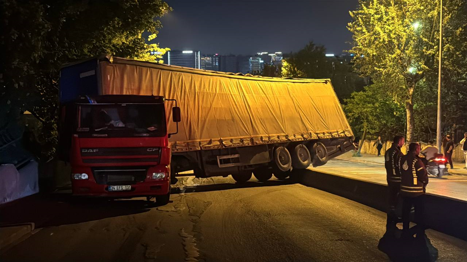 Küçükçekmece'de korkutan kaza... Yokuşta kayan tır bariyerlerin üzerine çıktı