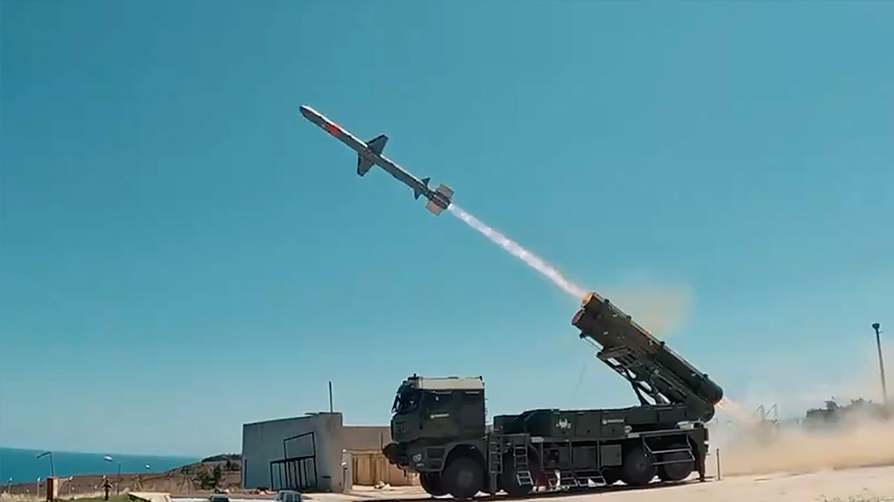 Roketsan paylaştı, dünya izledi! Kara Atmaca'dan en uzak menzilde nokta atışı