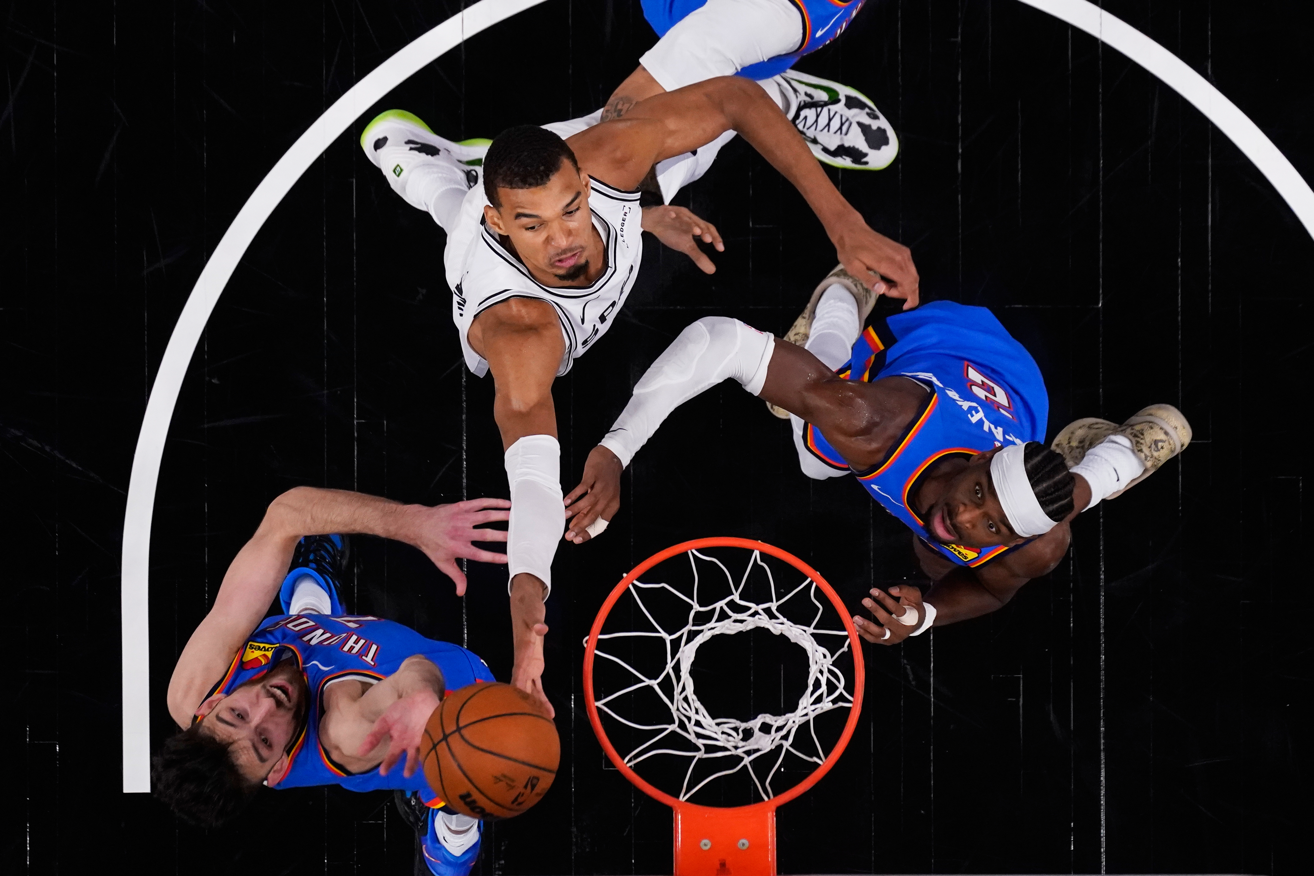 San Antonio Spurs, Thunder'ı yendi! Seride durumu eşitledi