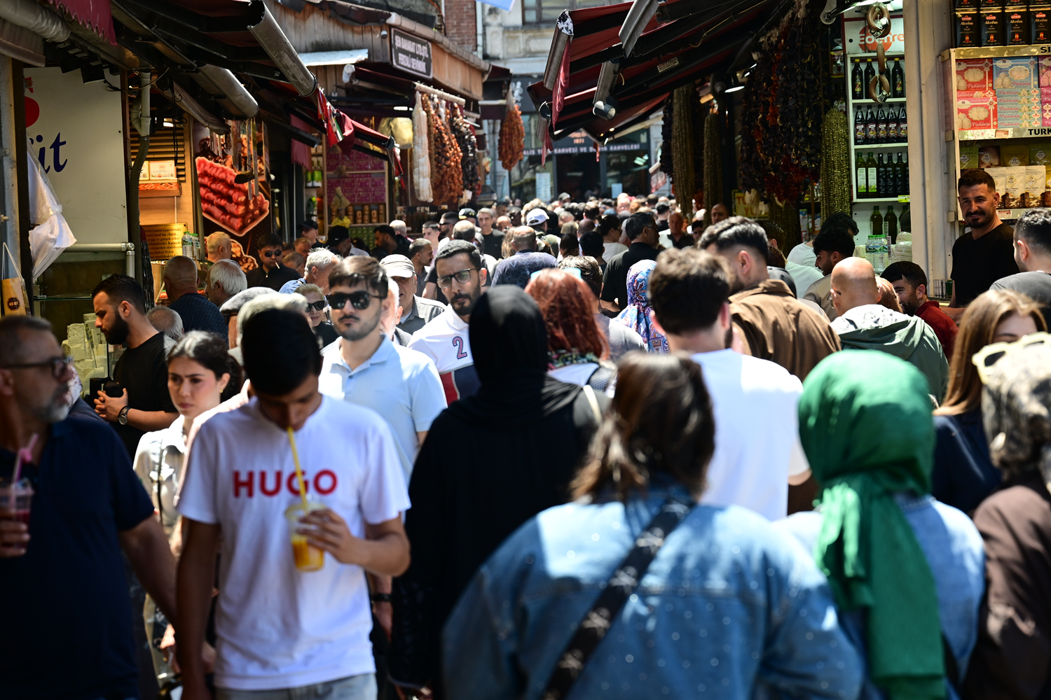 Vatandaşlar akın etti: Eminönü'nde bayram alışverişi yoğunluğu