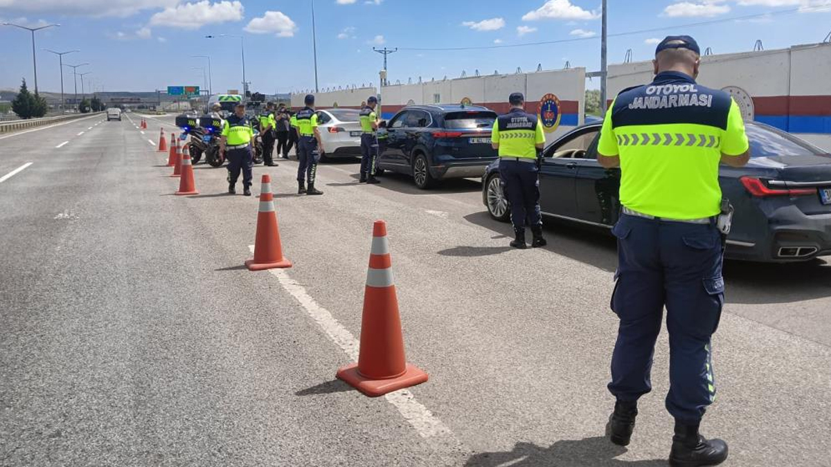 22 bin jandarma sahada: Helikopterler ile havadan didik didik kontrol