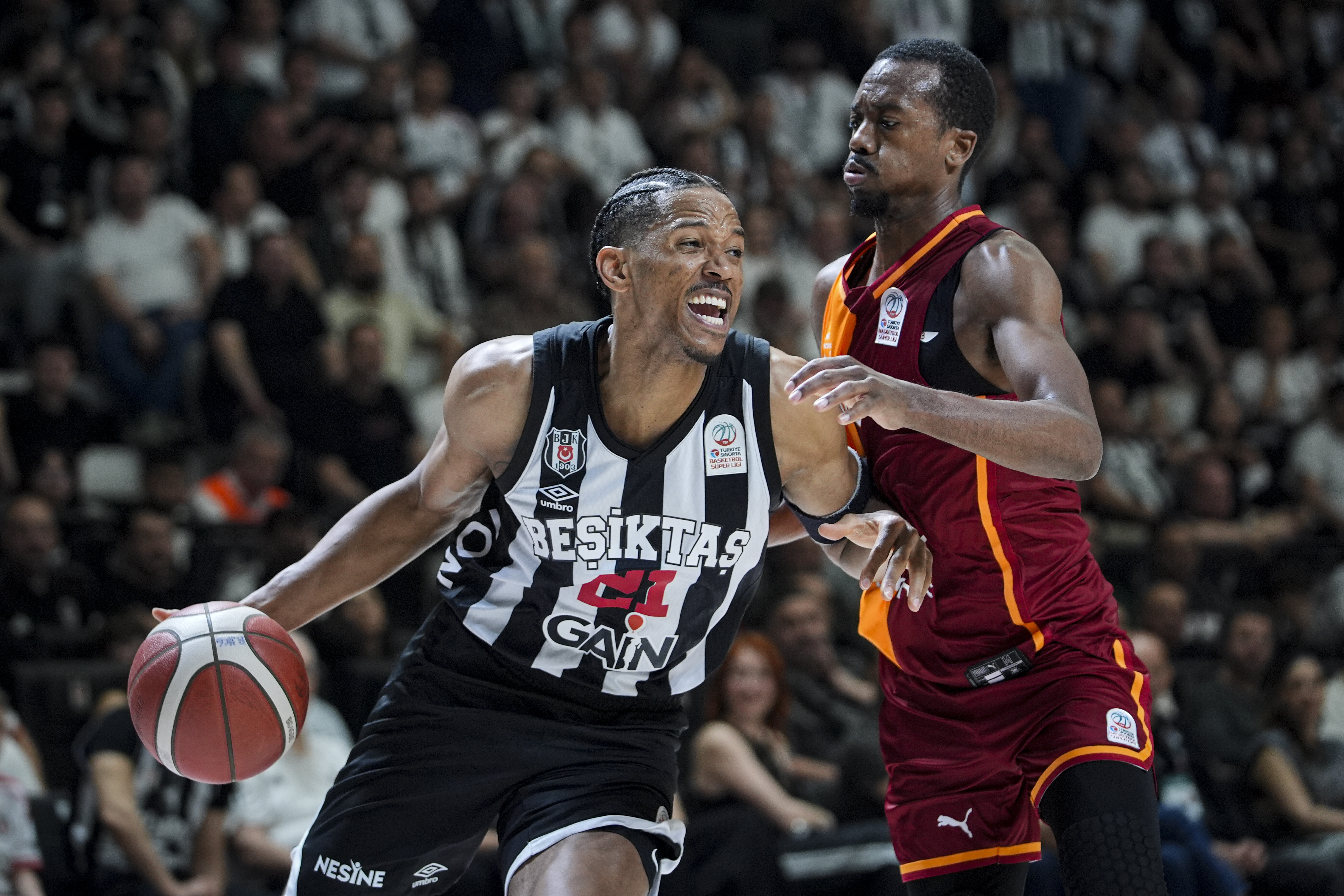Beşiktaş, derbide Galatasaray'ı 25 sayı farkla geçti