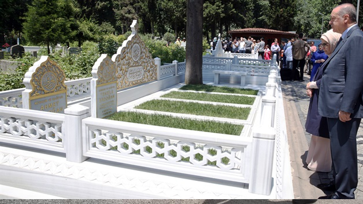 Cumhurbaşkanı Erdoğan'dan anne ve babasının kabrine ziyaret