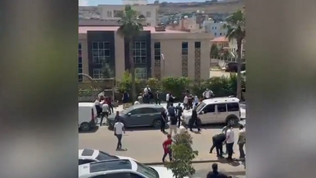 Tartışma bir anda kavgaya dönüştü! Taş ve sopalarla birbirlerine girdiler