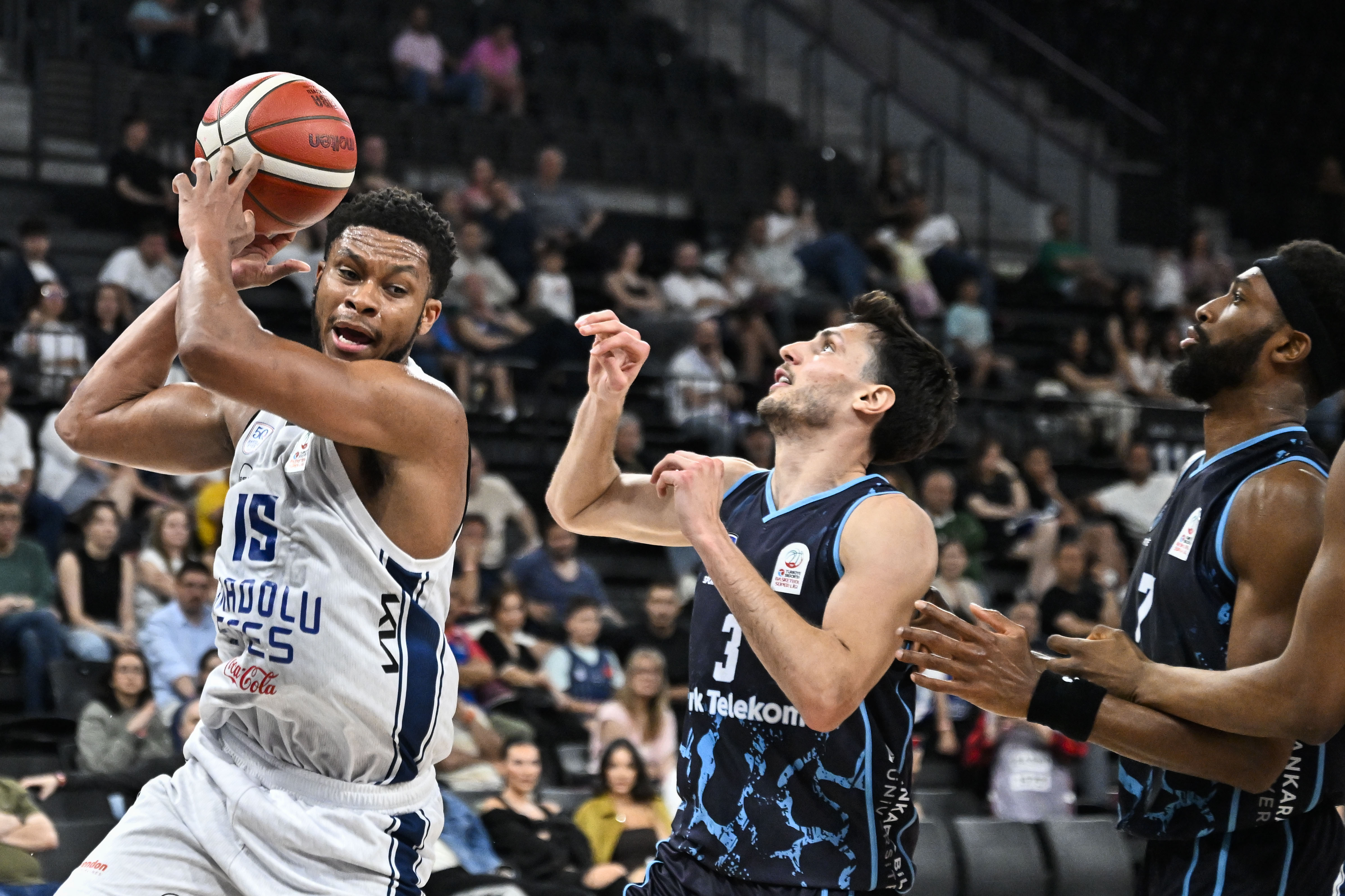 Anadolu Efes, Türk Telekom'a karşı seride öne geçti