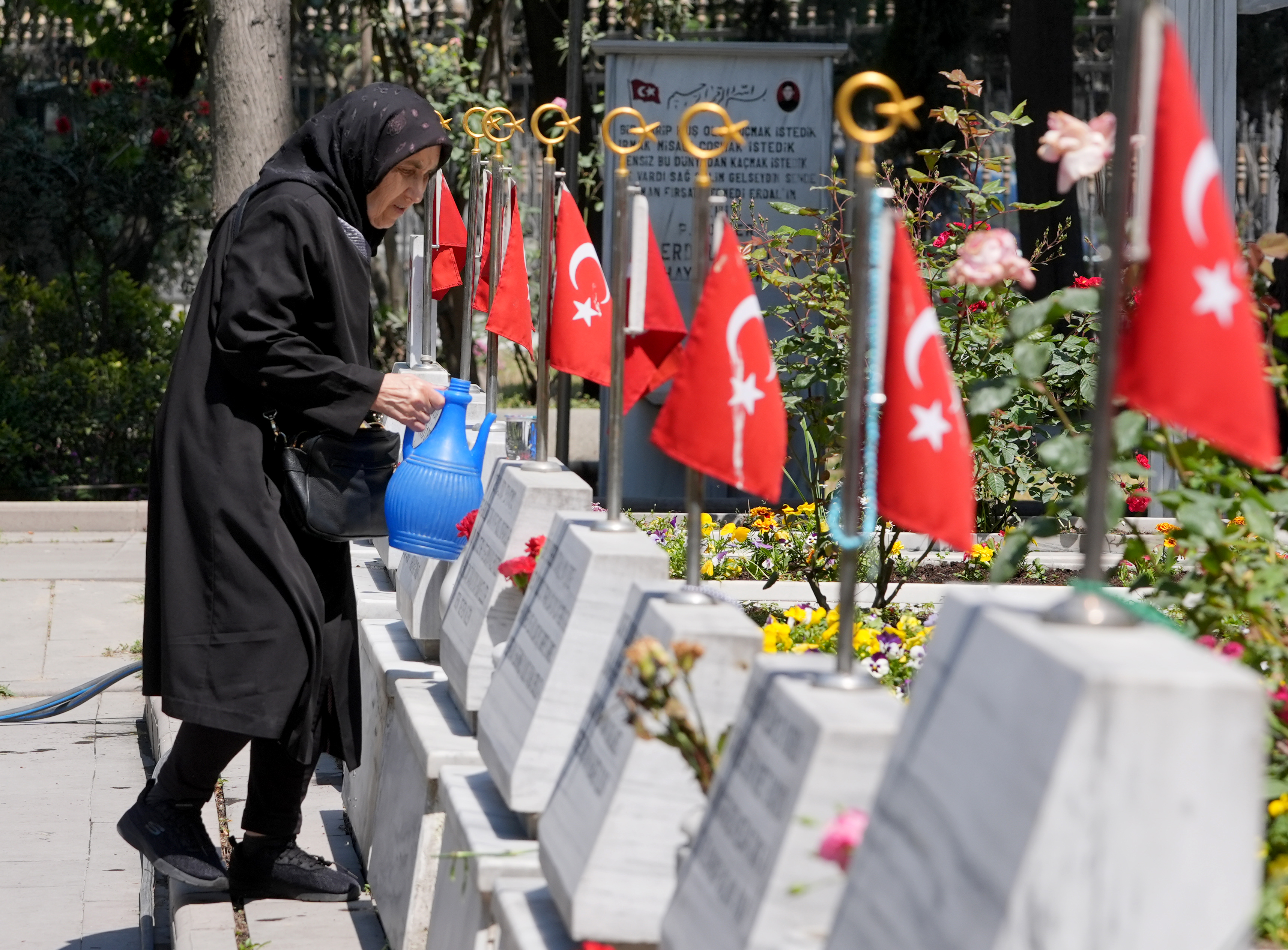 Bayramın ikinci gününde şehitlik ziyareti: Kabir başında Kur'an-ı Kerim okundu