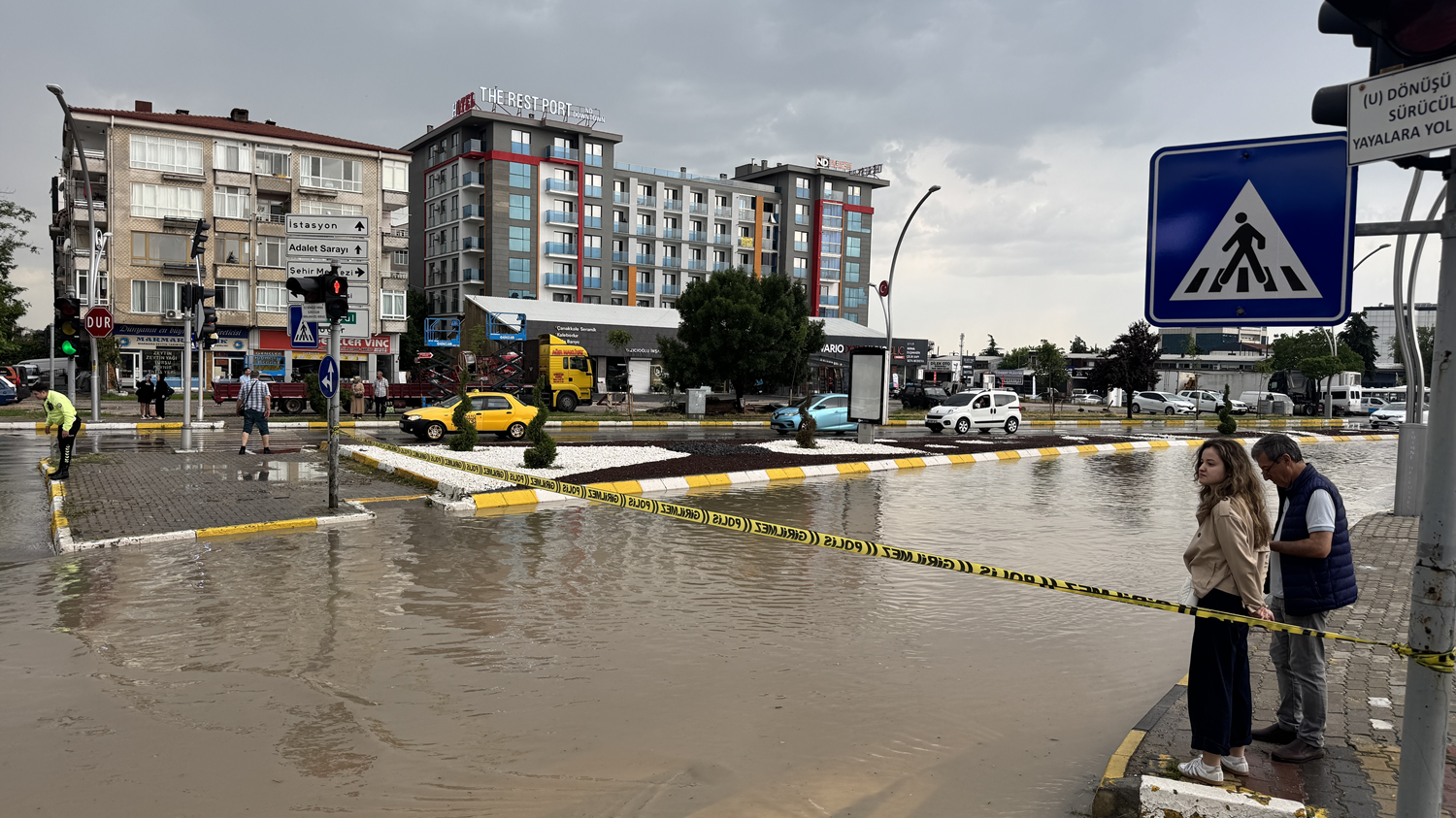 Edirne'yi sağanak ve dolu vurdu! Cadde ve sokaklar trafiğe kapatıldı