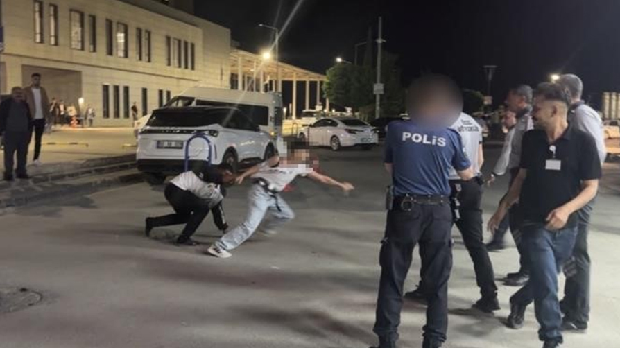 Hastanede bıçaklı dehşet! Polis biber gazıyla etkisiz hale getirdi