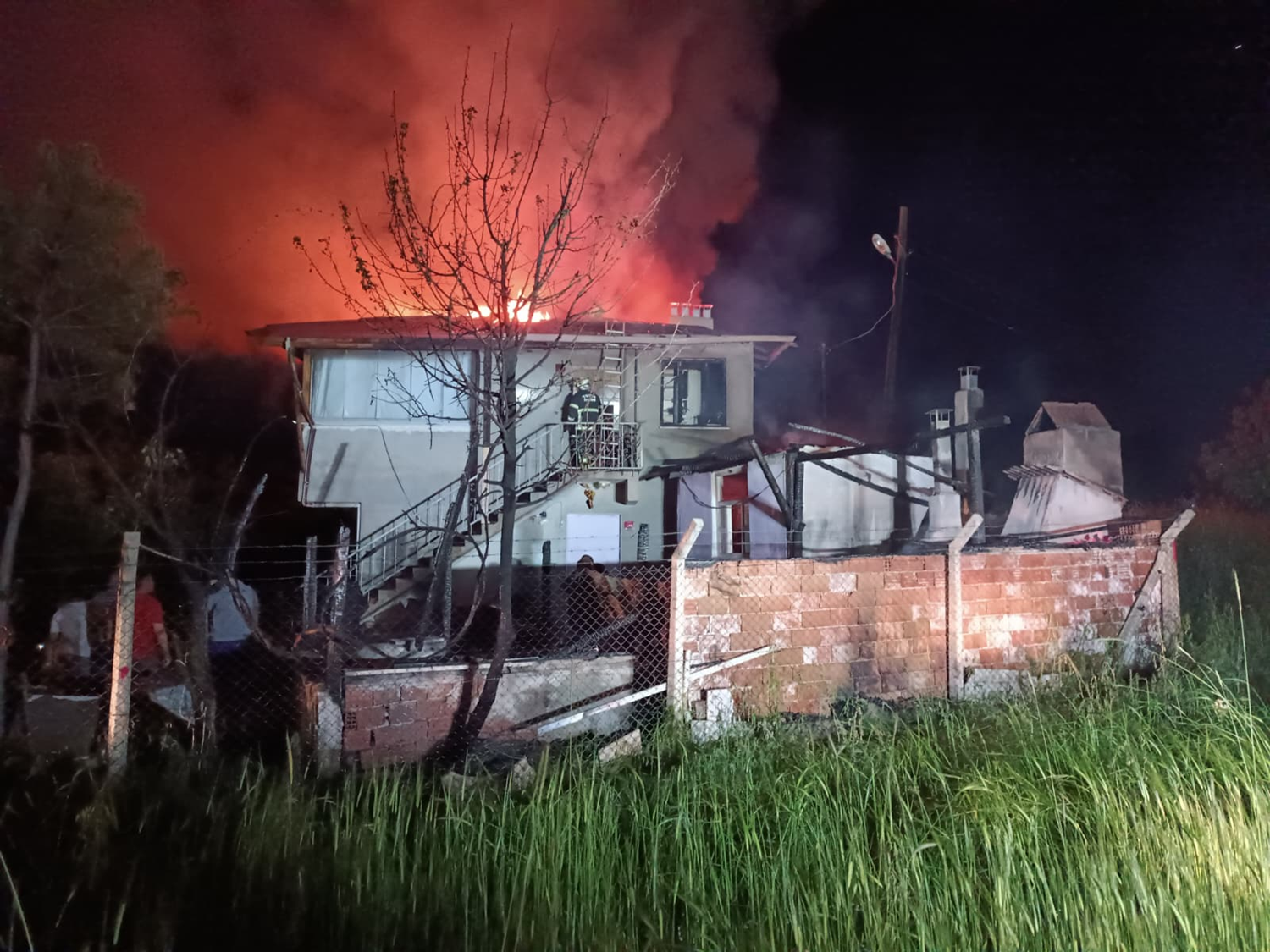 Kastamonu'da çıkan yangında bir ev ve odunlukta hasar oluştu
