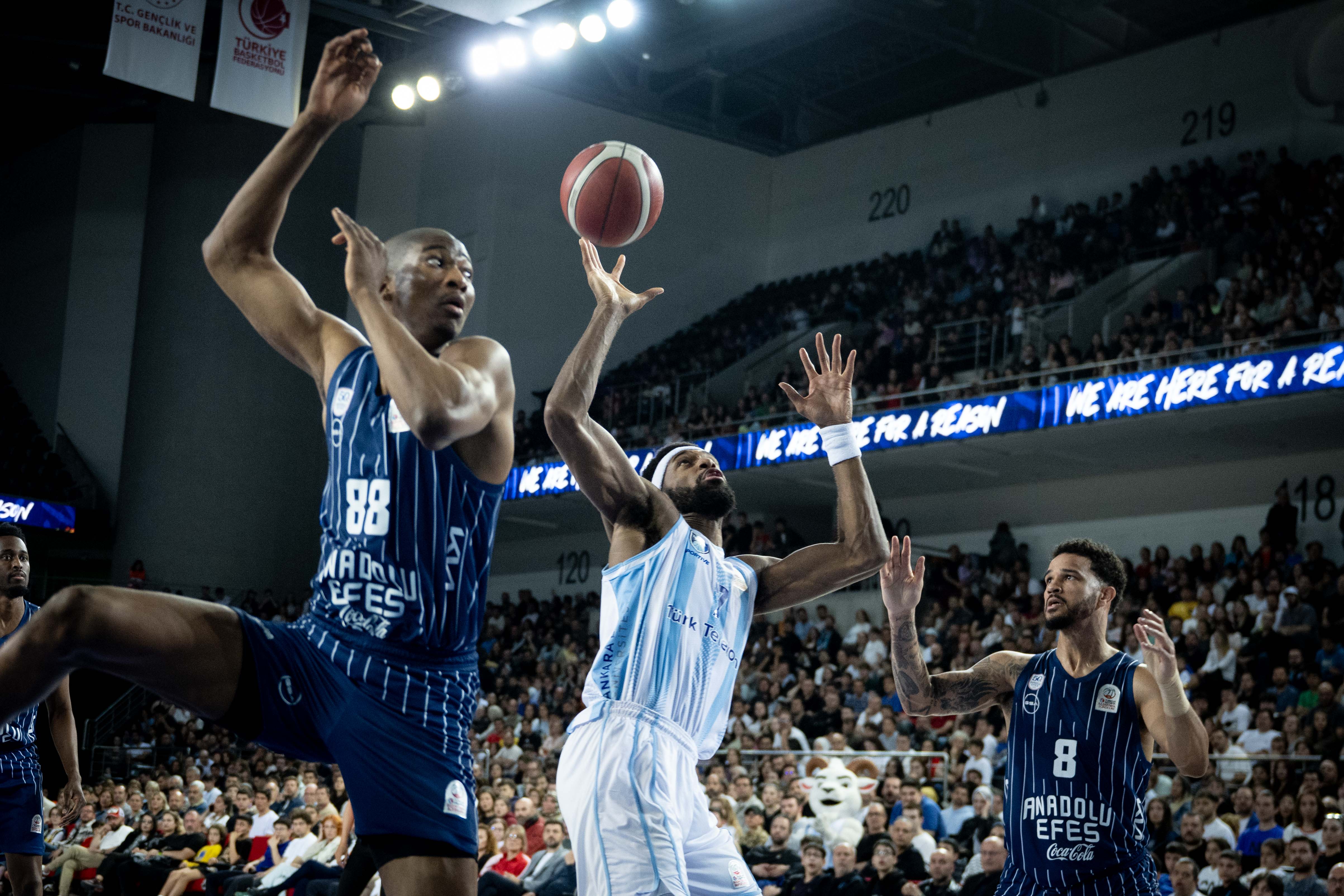 Anadolu Efes yarı finalde!