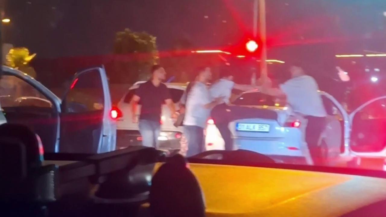 Araçtan inip saldırdılar! Trafik magandalığının cezası ağır oldu