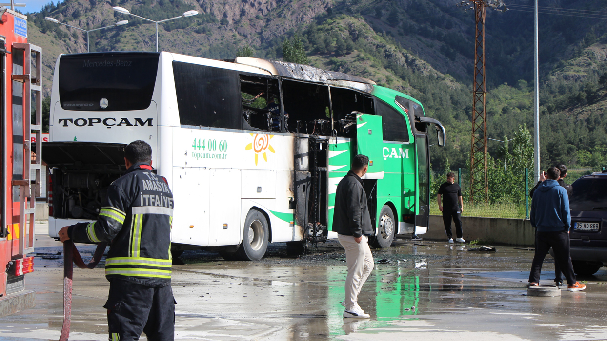 Amasya Otogarı'nda yangın paniği! Yolcu otobüsü alevlere teslim oldu