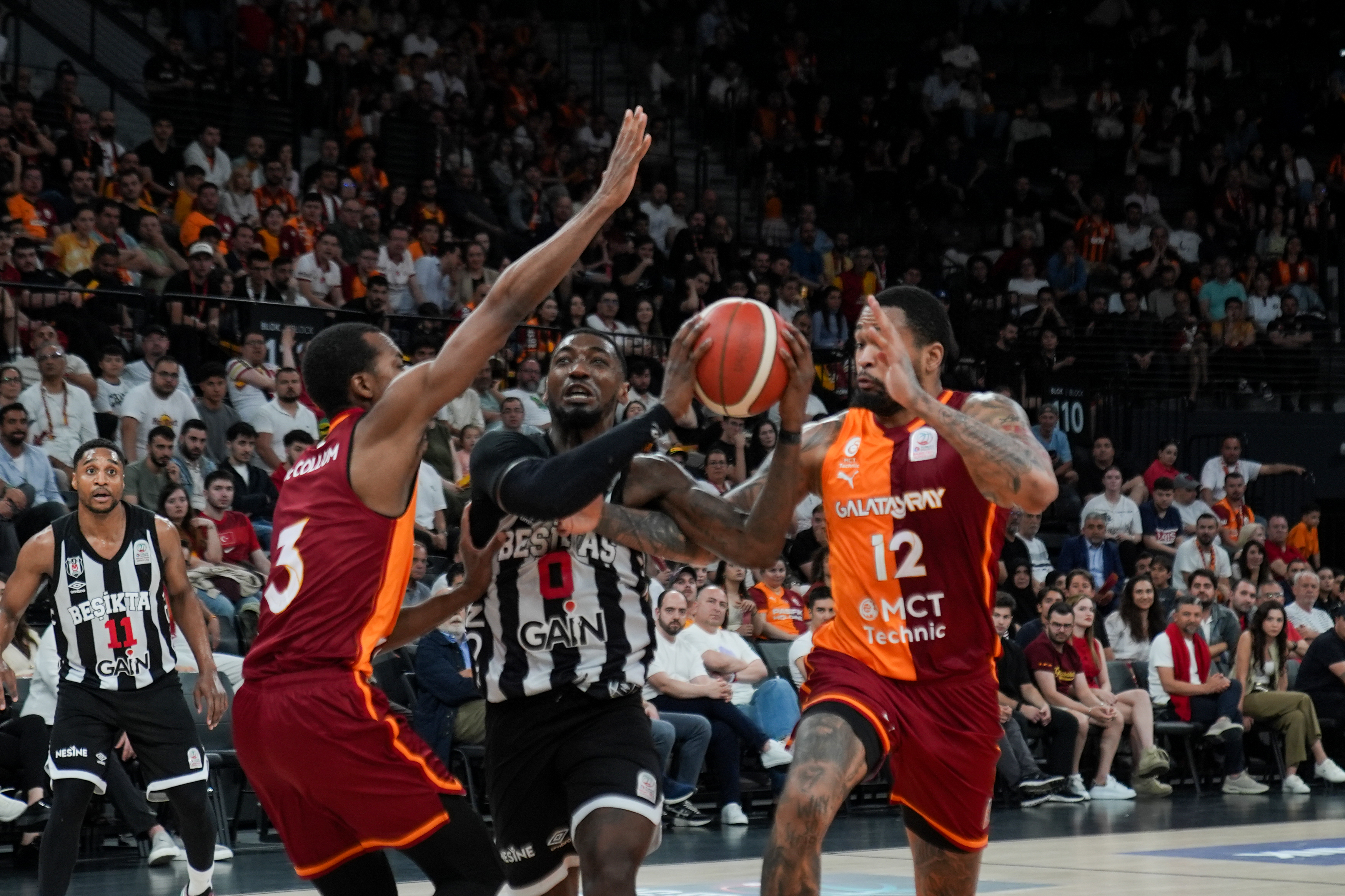 Beşiktaş ile Galatasaray yarı final için karşı karşıya