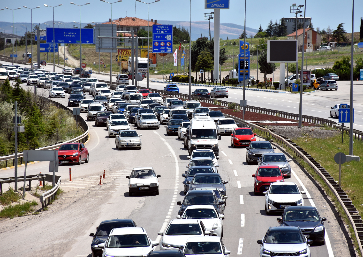 Dönüş yolunda kilit kavşakta yoğunluk: Tatilciler uzun kuyruklar oluşturdu