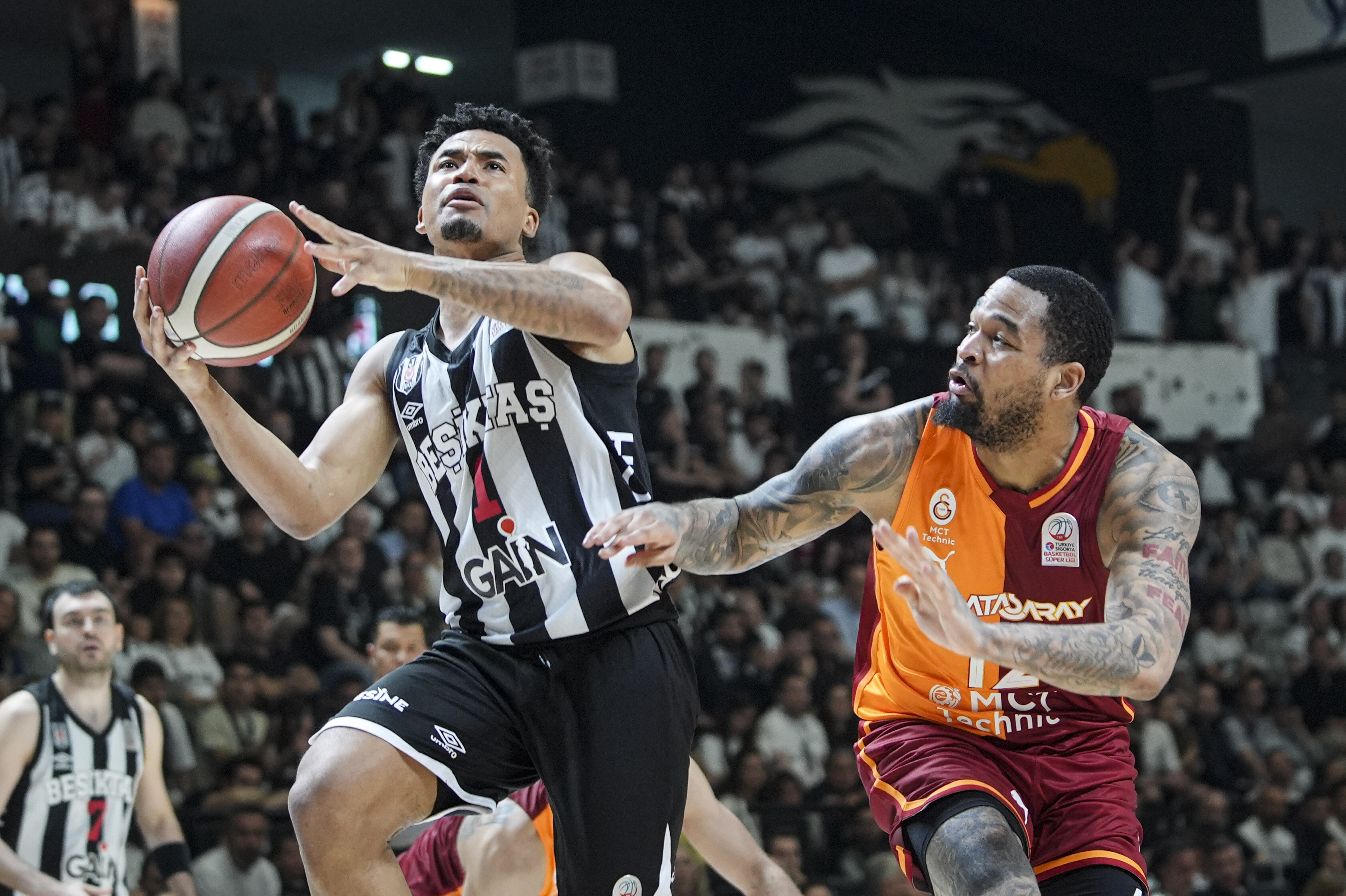 Nefes kesen derbide kazanan Beşiktaş oldu! Kartal yarı finalde
