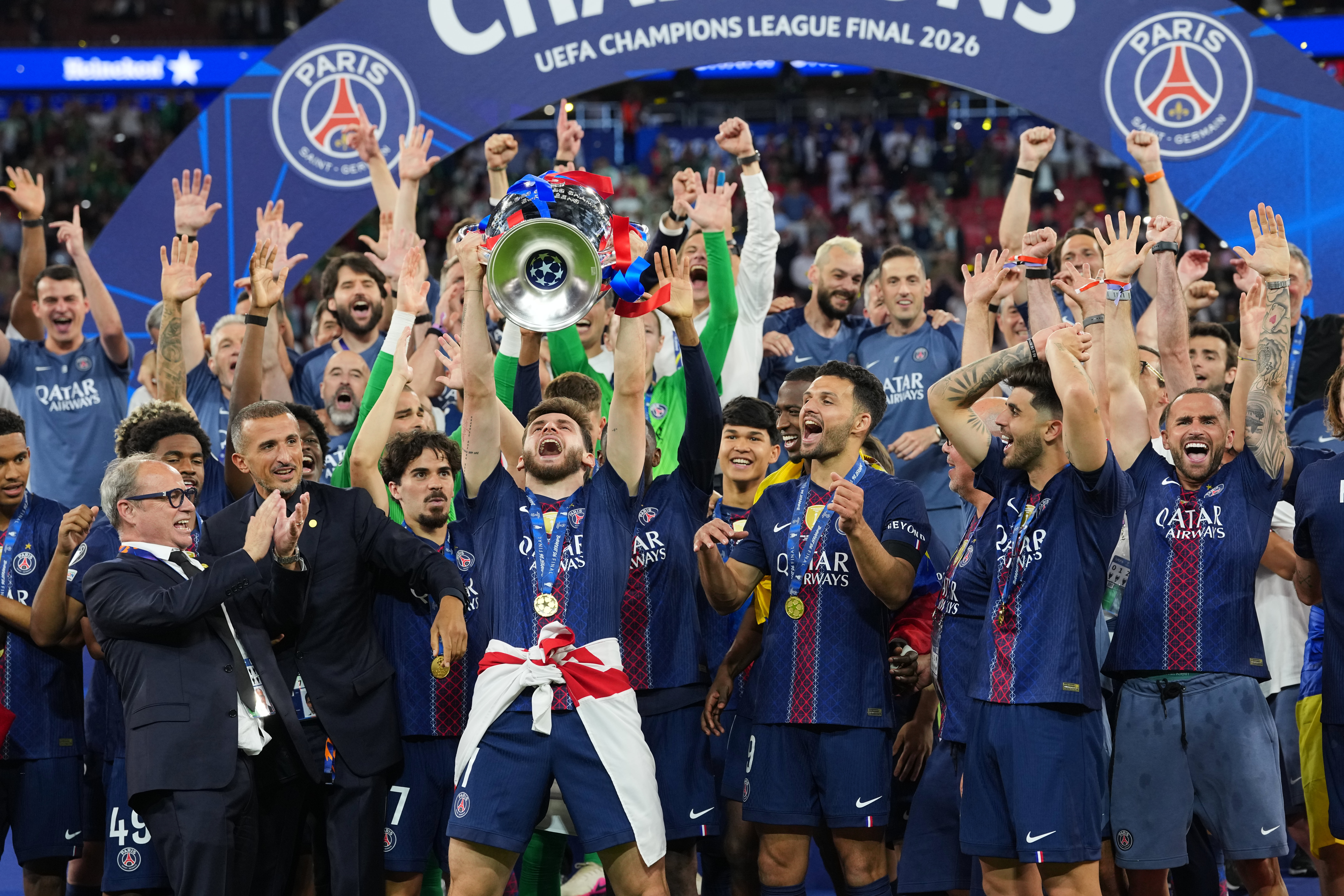 PSG, Şampiyonlar Ligi kupasını kaldırdı!
