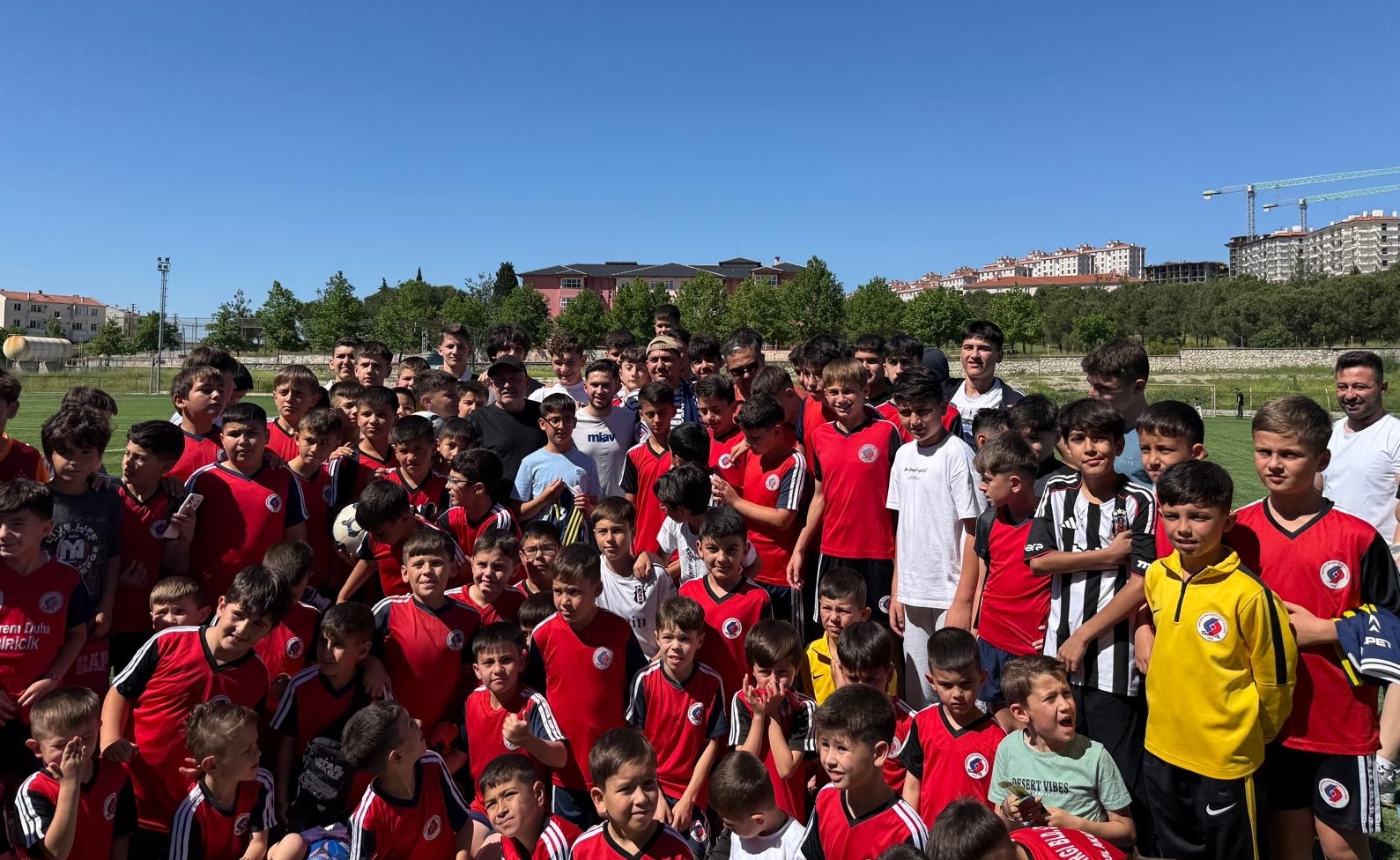 Cengiz Ünder, memleketinde gençlerle buluştu