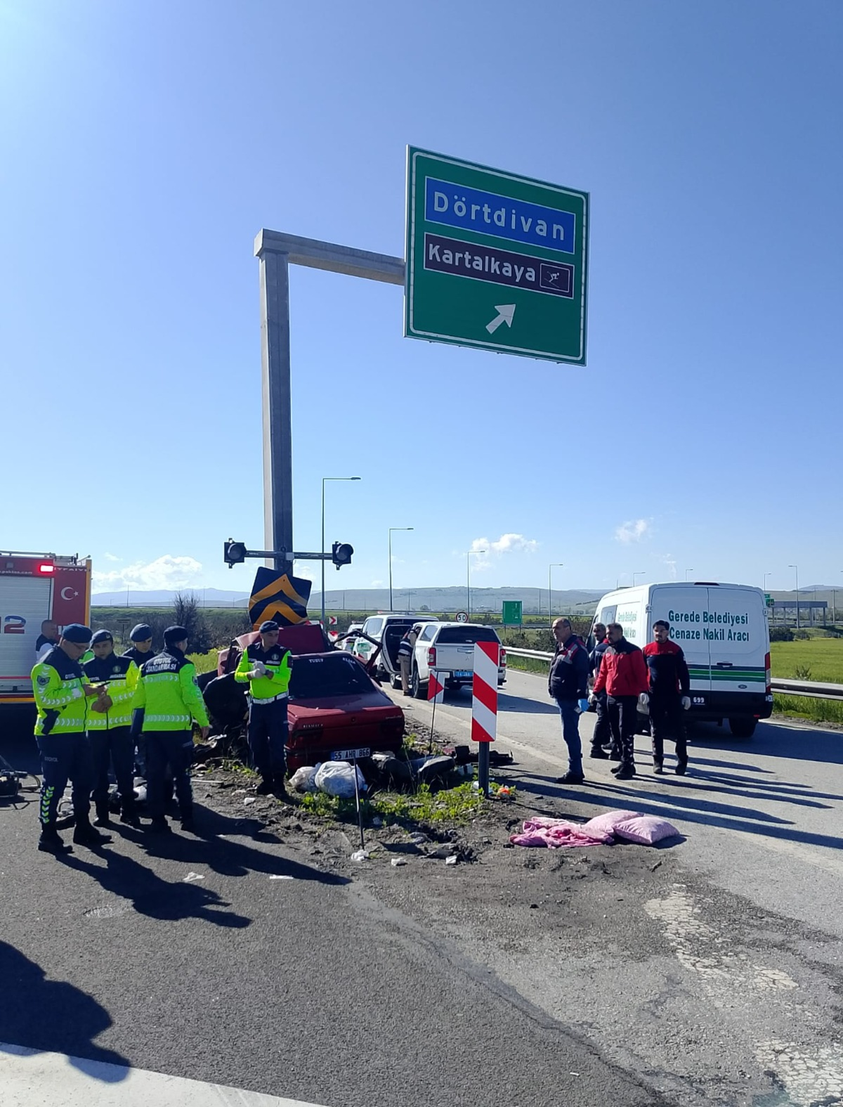 Direğe çarpan otomobilde facia: Anne ve baba olay yerinde öldü